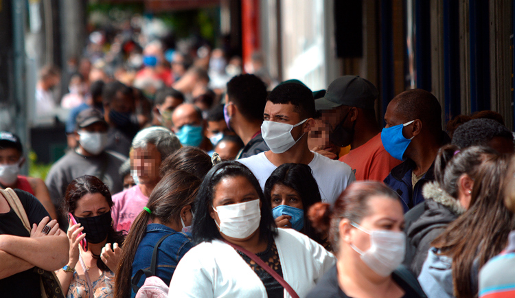 Rua lotada de gente em Nova Friburgo, em plena pandemia (Foto: Henrique Pinheiro)