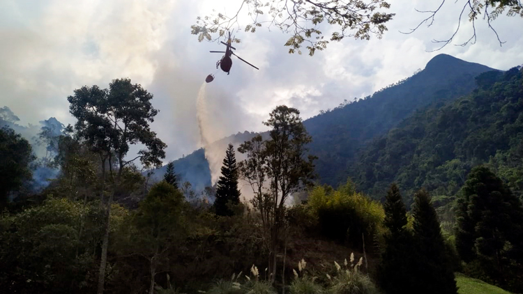 O helicóptero joga água no foco de incêndio (Fotos de divulgação do 6 GBM)