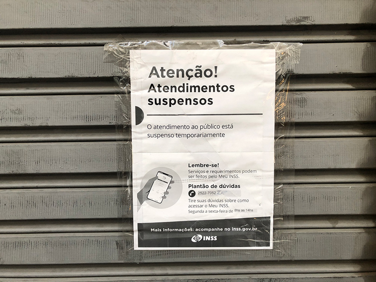 Cartaz na porta do INSS de Friburgo (Foto: Thiago Lima)