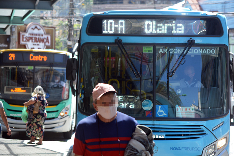 Ônibus em circulação em Nova Friburgo (Foto: Henrique Pinheiro)