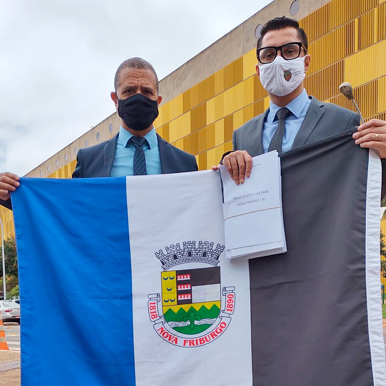 Johnny e Serginho seguram a bandeira de Nova Friburgo em Brasília (Divulgação PMNF)