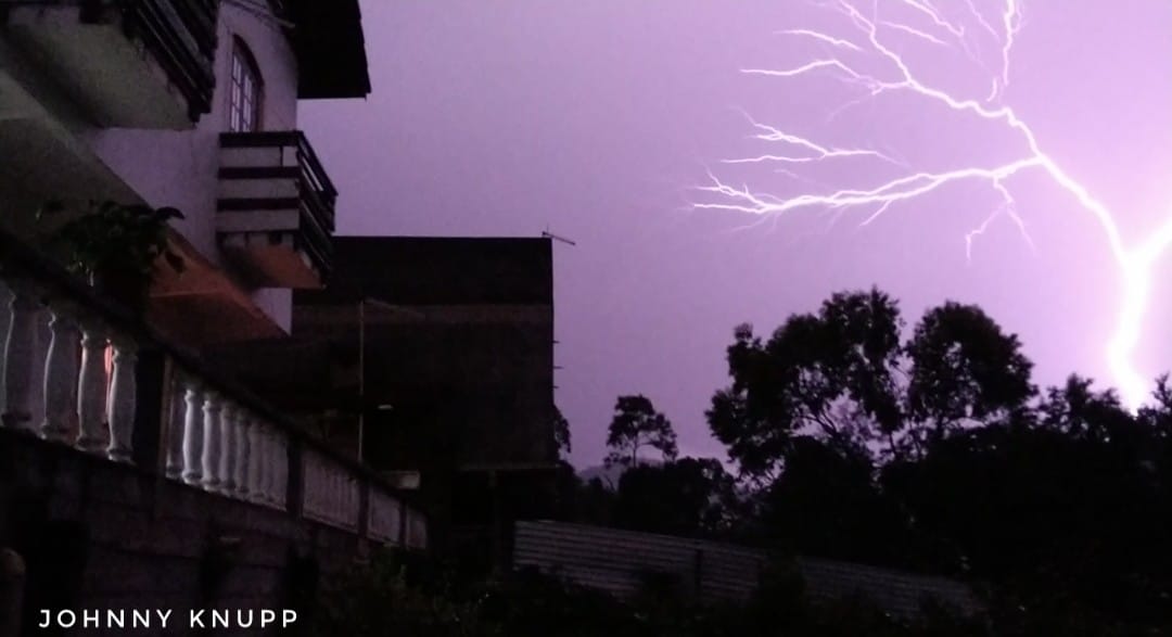 Tempestade de raios em Friburgo esta semana (Foto: Johnny Knupp)