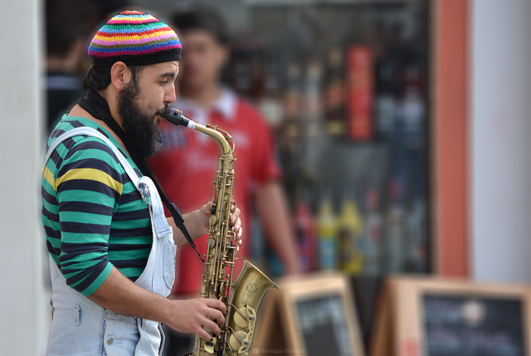 Músico de rua em Friburgo (Foto: Henrique Pinheiro)