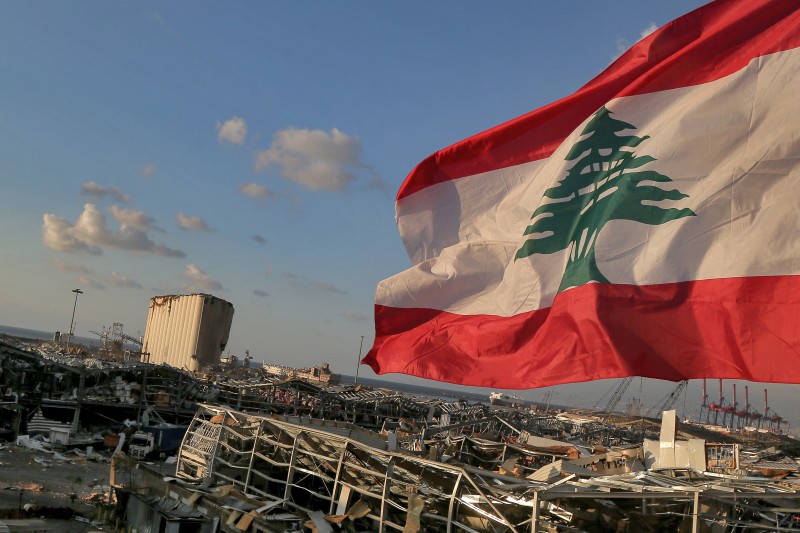 A bandeira do Líbano e o cenário da tragédia (Reprodução da web)