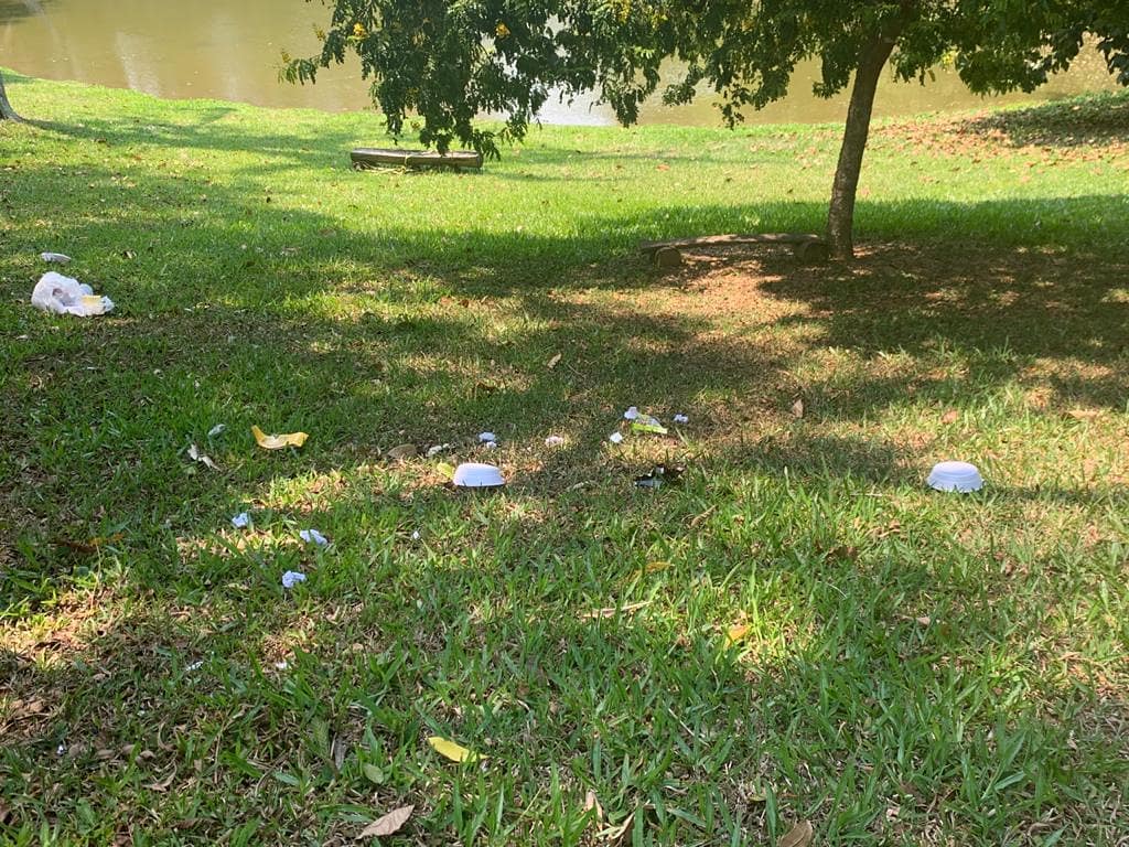 Lixo deixado nos jardins do clube após a reabertura a não-sócios (Foto de divulgação NFCC)