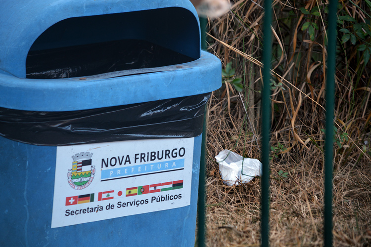 Lixo no entorno da lixeira vazia (Fotos: Henrique Pinheiro)