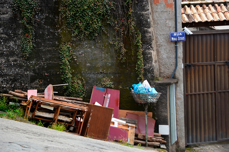 Entulho deixado na rua em Olaria: cena que se repete em outros bairros (Fotos de Henrique Pinheiro e Guilherme Alt)