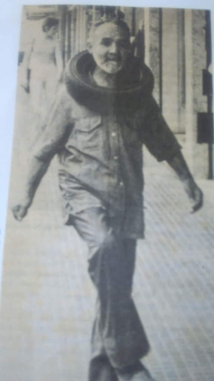 Foto rara mostra Lulu Carne Seca andando pela rua com pneu no pescoço (Foto de leitor)