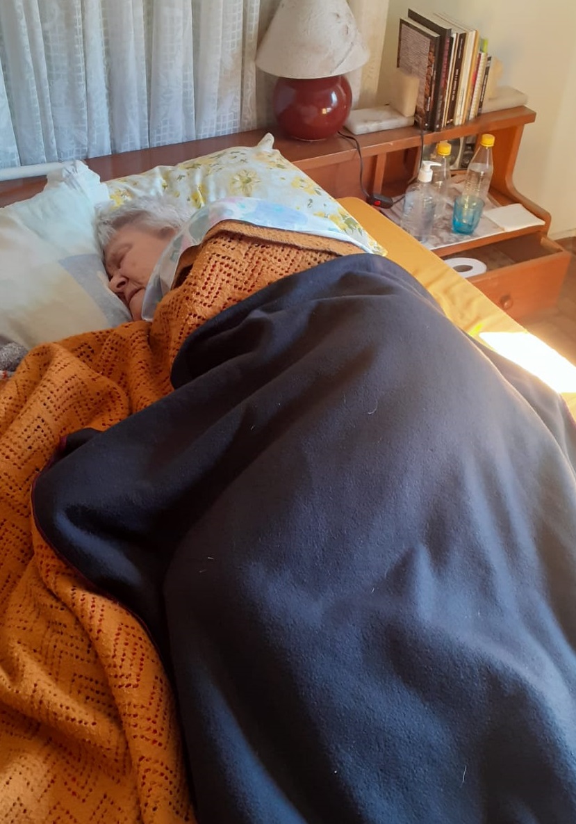 O duro retrato da Covid: idosa com sintomas leves da doença em casa, em Nova Friburgo (Foto:  Adriana Oliveira)
