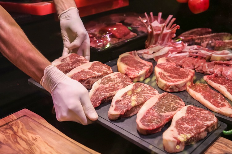 (Foto: Freepik)Em alta em todo o Brasil, o preço da carne bovina tem assustado os consumidores nos açougues e supermercados. Com um aumento significativo e acima da inflação, o item está exercendo um peso cada vez maior no orçamento familiar. Recentemente, o valor do quilo da carne atingiu recorde, levando os consumidores a buscarem alternativas para economizar. Nos últimos quatro anos, esse é o maior aumento registrado para a carne. Entre os cortes que mais passaram a pesar no bolso do consumidor, os destaques são o acém (9,09%), costela (7,40%), contrafilé (6,07%) e alcatra (5,79%). Em Nova Friburgo o preço desses cortes também dispararam e são encontrados em média a partir de R$ 29,99, R$ 24,90, R$ 47,90 e R$ 42,99, respetivamente.  O grupo Alimentação e Bebidas, no qual está incluído as carnes, apresentou alta de 1,06% em outubro, impulsionado pelo aumento dos preços da alimentação no domicílio, que passou de 0,56% em setembro para 1,22% em outubro, com alta de 5,81% nos preços das carnes em geral. Esta f