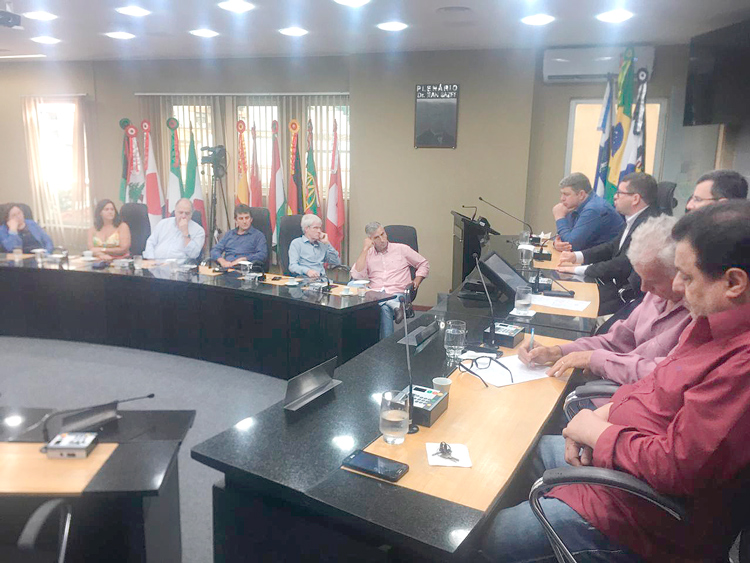 A reunião desta quinta na Câmara para discutir a crise (Fotos: Marcio Madeira)