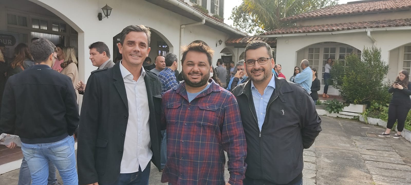 O prefeito de Maricá, Fabiano Horta, o secretário de Turismo de Friburgo, Renan Alves, e o secretário de Promoção e Projetos Especiais de Maricá, José Alexandre Almeida,no evento (Divulgação)