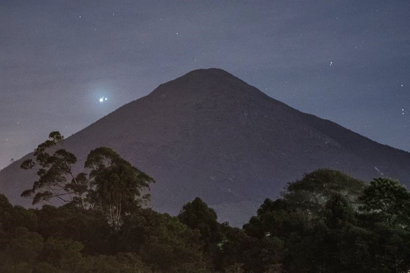 Júpiter e Saturno juntinhos atrás da Catarina-Pai (Foto: Marlon Moreira de Souza)