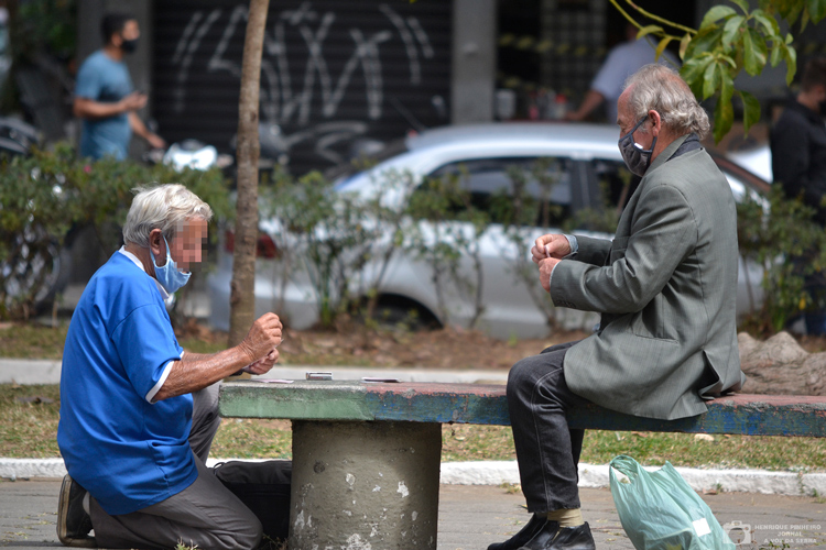 Aposentados passam o tempo na Praça Getúlio Vargas (Fotos: Henrique Pinheiro)