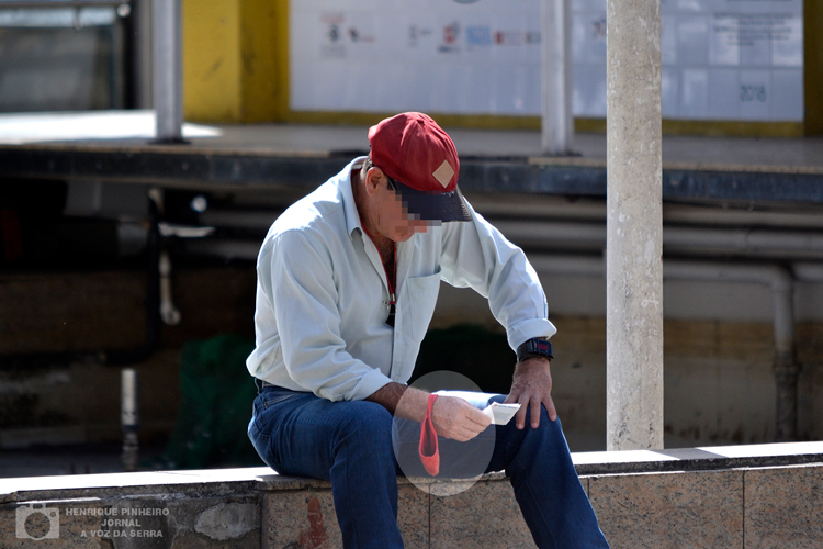 Homem pausa o uso de máscara em Friburgo (Foto: Henrique Pinheiro)