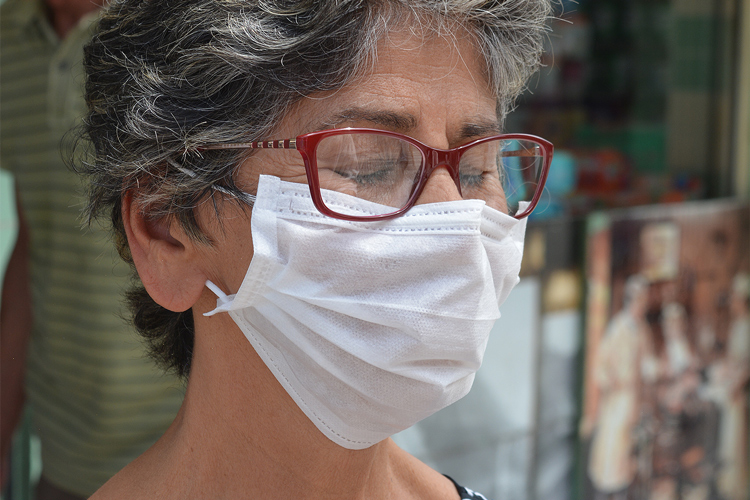 Mulher usando máscara em Nova Friburgo (Foto: Henrique Pinheiro)