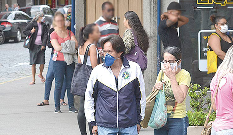 Uso de máscaras no Centro de Friburgo (Arquivo AVS/ Henrique Pinheiro)
