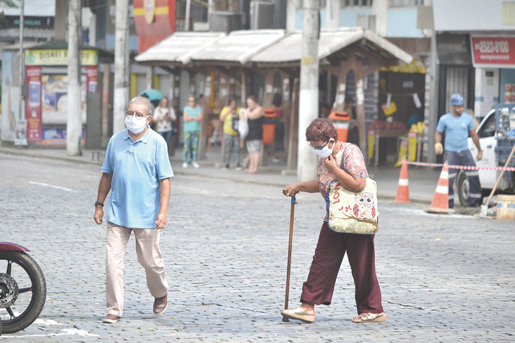Pessoas com máscaras nas ruas de Friburgo (Arquivo AVS/ Henrique Pinheiro)