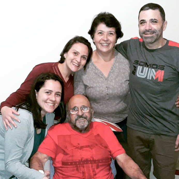 Vicemar Montechiare (sentado) e sua família 