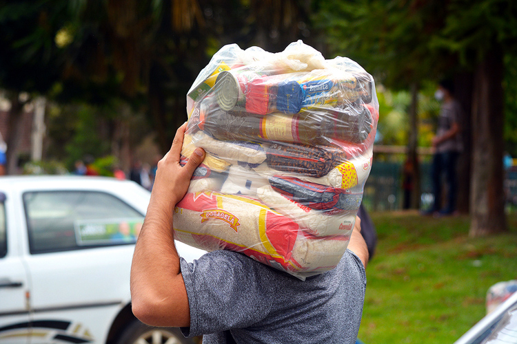 Distribuição de cesta básica em Friburgo (Foto: Arquivo AVS/ Henrique Pinheiro)