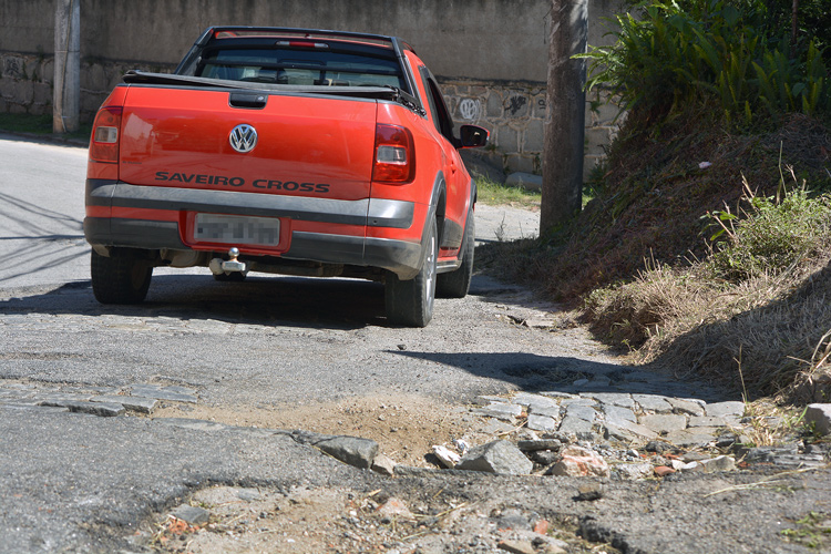 Má conservação de vias em Friburgo (Arquivo AVS/ Henrique Pinheiro)