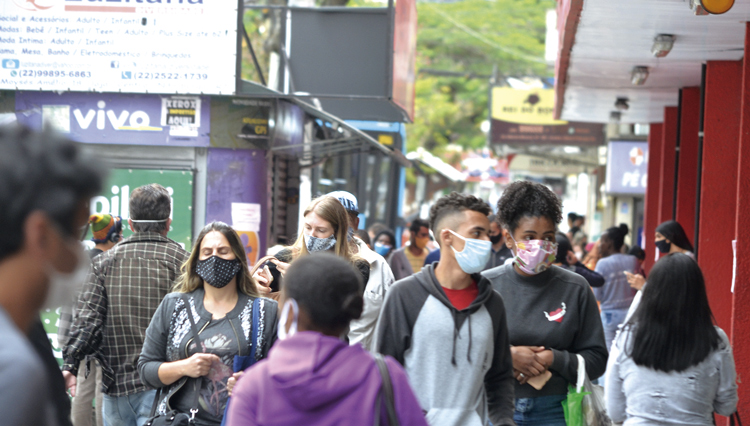 Friburguenses de máscara no Centro de Friburgo (Arquivo AVS/ Henrique Pinheiro)