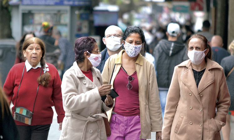 Pedestres de máscaras em Friburgo (Fotos: Henrique Pinheiro)