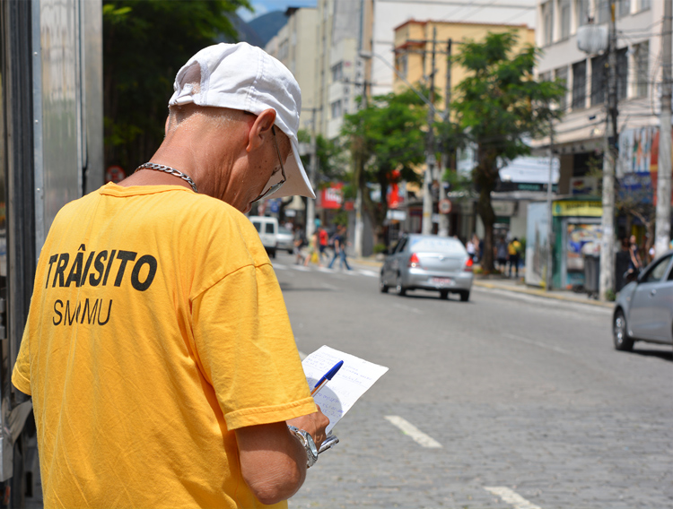 Agente de trânsito em Friburgo (Foto: Henrique Pinheiro)