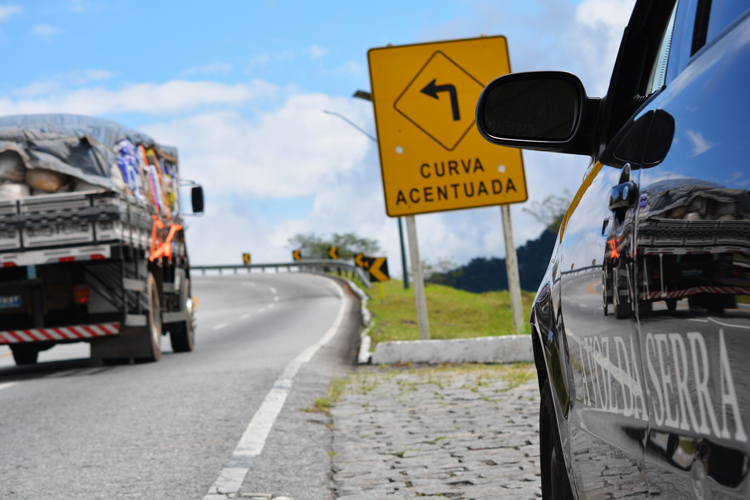 Caminhão carregado sobe a serra da RJ-116 (Fotos: Henrique Pinheiro)
