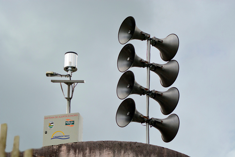 Sirene de alerta-alarme instalada em  área de risco de Friburgo (Foto: Henrique Pinheiro)