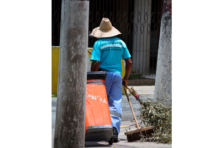 Funcionário da prefeitura fazendo varrição (Arquivo AVS)