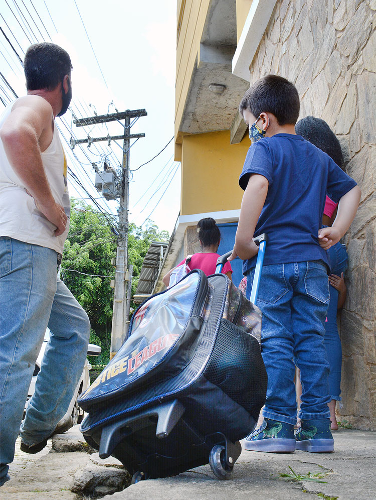  Aulas começam sem mediadores e transporte