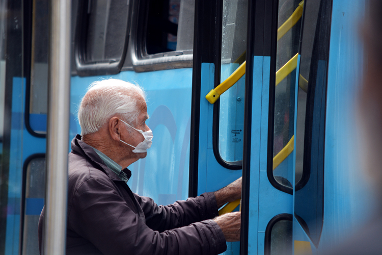 Idoso embarca em ônibus em Nova Friburgo (Fotos: Henrique Pinheiro)