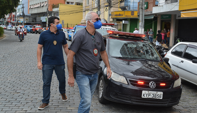 A ação de diversos órgãos públicos para convencer as pessoas a saírem da rua (Fotos: Henrique Pinheiro)