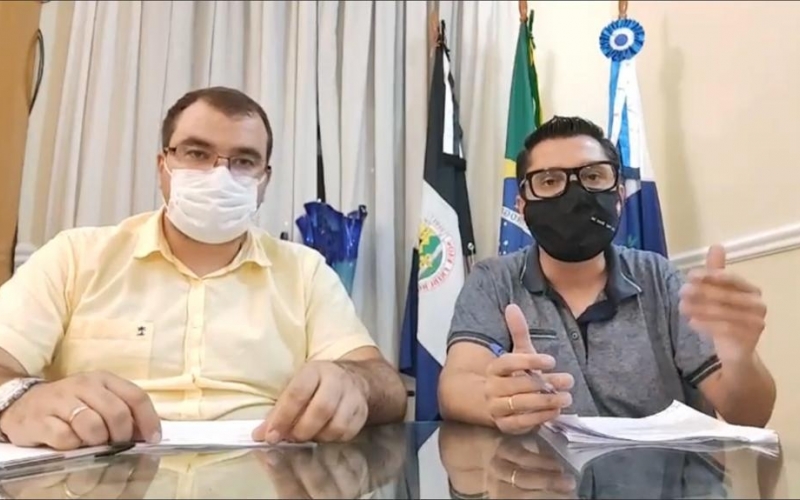 Johnny Maycon (à direita) com o subsecretário da Atenção Hospitalar, Ricardo Fazzoli, na live