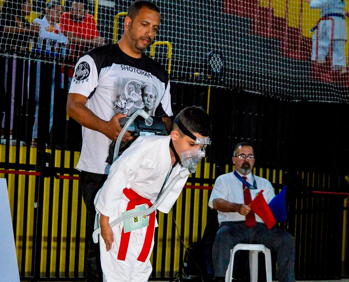 O menino que está emocionando o mundo com sua voz