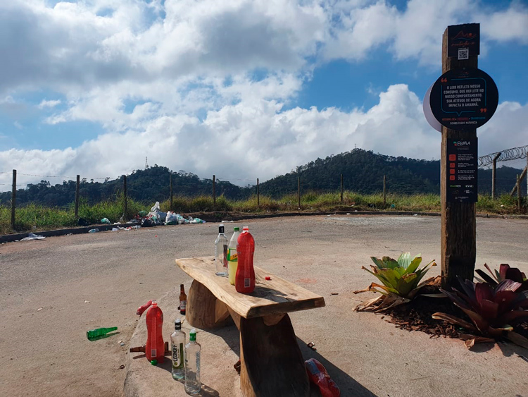 Lixo deixado no Mirante Suíço, no alto do Bairro Suíço (Arquivo AVS/ Henrique Pinheiro)