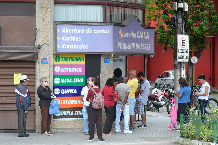 Aglomeração de pessoas em lotérica de Friburgo: perigo (Foto: Henrique Pinheiro)
