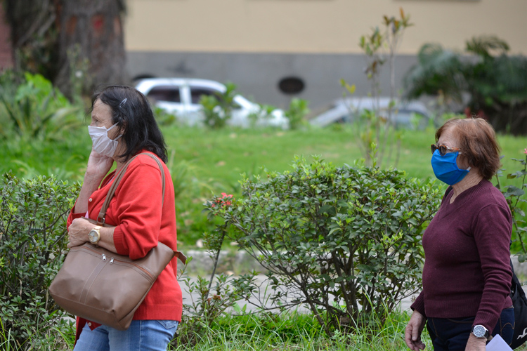 Mulheres de máscara na Praça Getúlio Vargas (Foto: Henrique Pinheiro)