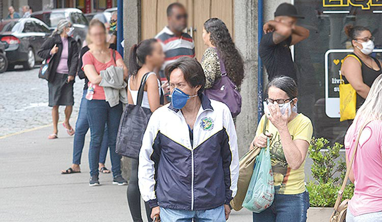 Movimento nas ruas da cidade em plena pandemia (Foto: Henrique Pinheiro)