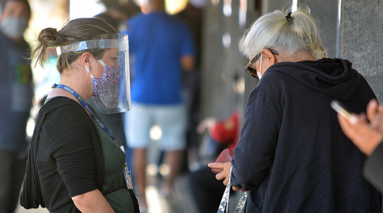 Máscaras e face shields nas ruas de Friburgo (Foto: Henrique Pinheiro)