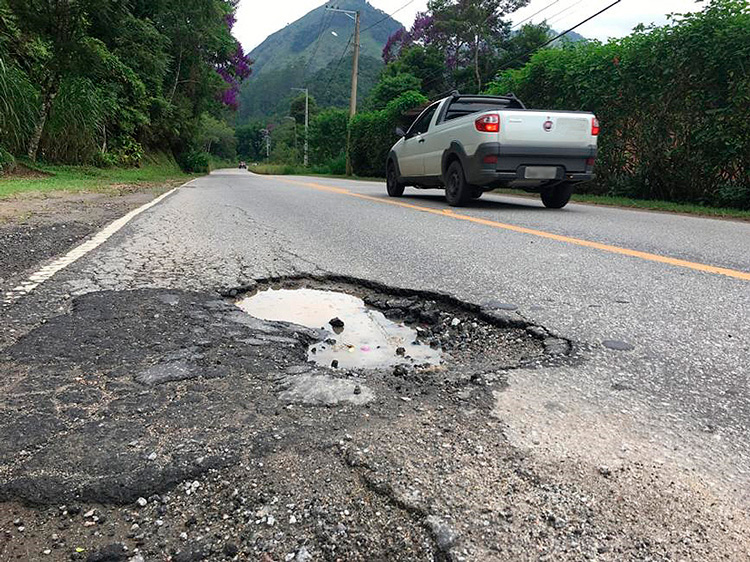 Cratera na estrada que liga Mury a Lumiar: 303 no total, até São Pedro (Arquivo AVS)