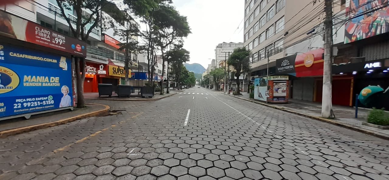 A Avenida Alberto Braune completamente vazia na manhã do dia de Natal (Foto: Fernando Moreira)