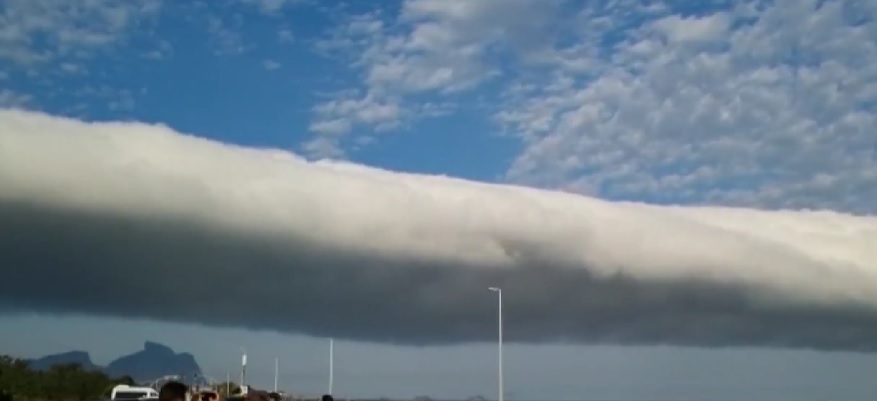 A nuvem-rolo vista da Praia da Barra (Reprodução da TV Globo)