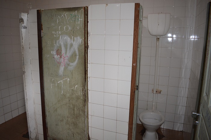 Os banheiros da escola (Arquivo AVS/ Henrique Pinheiro)