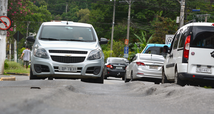 As ondulações no asfalto na RJ-130, em Duas Pedras (Arquivo AVS/ Henrique Pinheiro)