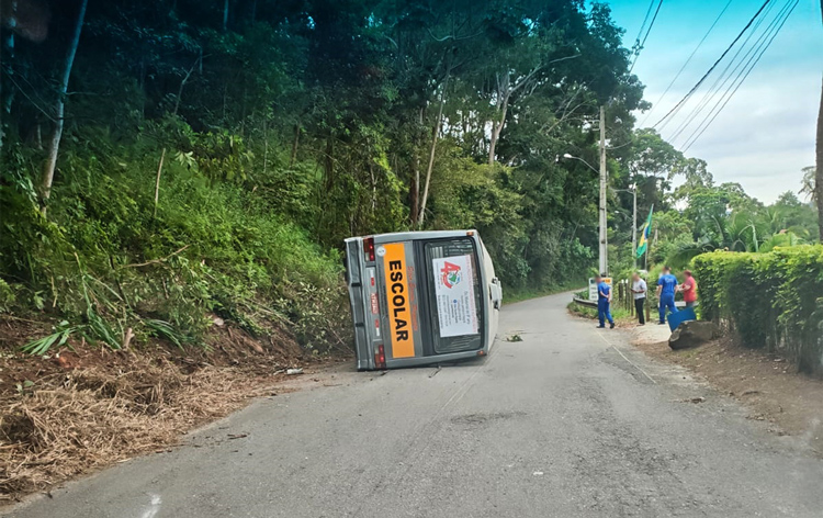 Acidente com ônibus escolar interdita trecho da RJ-150