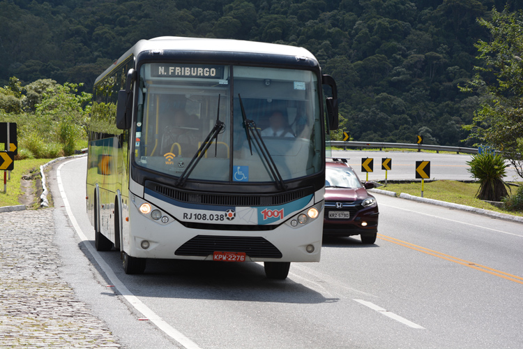 Ônibus intermunicipal subindo a serra (Arquivo AVS/ Henrique Pinheiro)