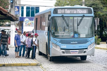 Pessoas pegando ônibus nem Friburgo, em plena pandemia (Foto: Henrique Pinheiro)