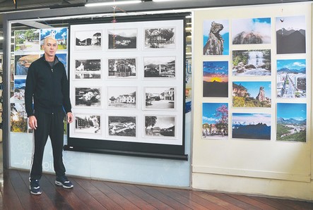 Osmar de Castro junto a uma de suas exposições (Arquivo AVS)